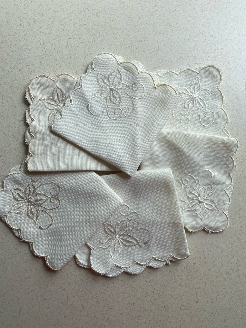 Vintage Set of 6 ecru Dinner napkins delicate embroidery scalloped edges